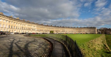 The Royal Crescent in Bath 'in panoramik görüntüsü 23 Kasım 2020' de Bath, Somerset, İngiltere 'de altın ışıkta