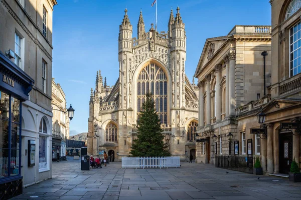 23 Kasım 2020 'de Bath, Somerset, İngiltere' de büyük aydınlatılmış Noel Ağacı ile Bath Abbey