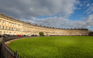 The Royal Crescent in Bath 'in panoramik görüntüsü 23 Kasım 2020' de Bath, Somerset, İngiltere 'de altın ışıkta