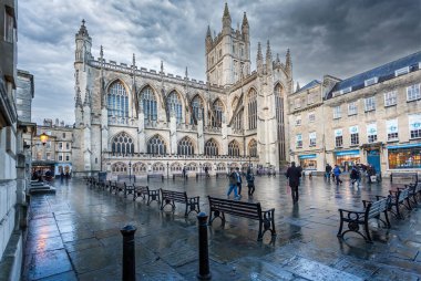 Bath Abbey, 5 Kasım 2017 'de Bath, Avon, İngiltere' de yağışlı bir kış günü çekilmiştir.