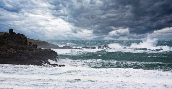 Dramatic Stormy Sea Thunderous Sky Large Waves Crashing Rocks — Stock Photo, Image