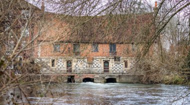 15 Şubat 2021 'de Harnham, Salisbury, Wiltshire, İngiltere' deki Avon Nehri 'nin yanındaki eski değirmenin görüntüsü