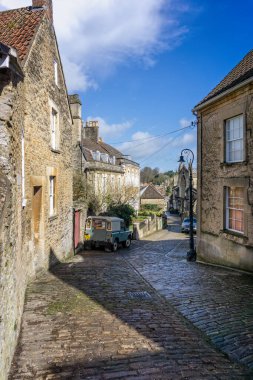 13 Mart 2021 'de Frome, Somerset, İngiltere' deki Ortaçağ kaldırımlı Gentle Caddesi 'ne bakın.