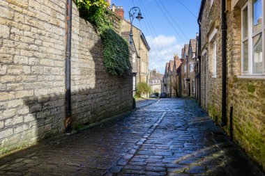 13 Mart 2021 'de Frome, Somerset, İngiltere' deki Ortaçağ kaldırımlı Gentle Caddesi 'ne bakın.