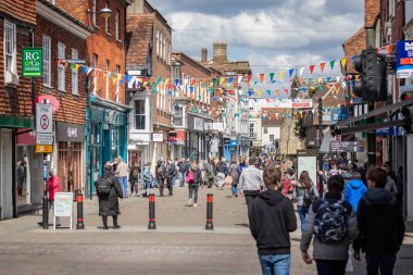 İnsanlar 15 Nisan 2021 'de İngiltere' de High Street, Salisbury 'de kahve içip alışveriş yapıyorlar.