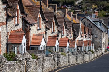 19 Nisan 2021 'de Beer, Devon, İngiltere' deki Bira Sahili 'ne kadar uzanan tepedeki büyüleyici teraslı evlerin hemen yanı başında.