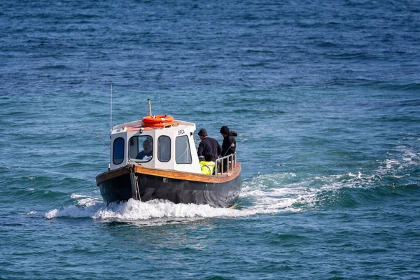 Close Small Fishing Boat Heading Shore Beer Beach Devon Regno — Foto Stock