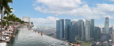 28 Ekim 2013 'te Singapur, Asya' daki Marina Sands Oteli 'nin çatı üstü yüzme havuzundan panoramik manzara