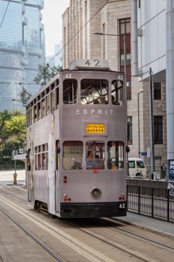 Gri çift katlı elektrikli tramvay 22 Mart 2012 'de Hong Kong' da Bank Street durağında