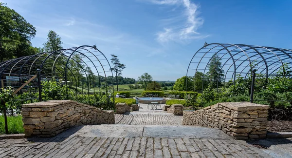 Vista Panorámica Los Jardines Formales Forma Huevo Con Pérgolas Metálicas — Foto de Stock