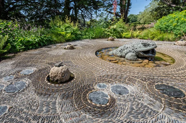 Escultura Gigante Sapo Ambientada Mosaico Patrones Piedra Newt Cerca Bruton — Foto de Stock