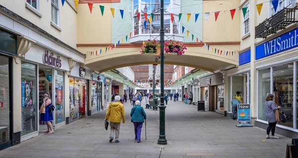 Shops Pedestrians Old George Mall Salisbury Wiltshire June 2021 — Photo