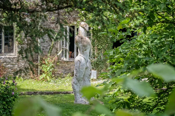 Perfil Escultura Masculina Arte Moderno Jardín Lacock Wiltshire Reino Unido — Foto de Stock