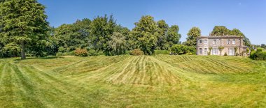 18 Temmuz 2021 'de İngiltere' de Corsley House, Corsley, Wiltshire 'ın Gürcistan kanadı önünde alışılmadık bir dalga çimenliği