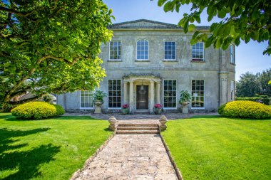 18 Temmuz 2021 'de İngiltere, Wiltshire, Corsley' deki Corsley House 'un ana girişine bakıyor.