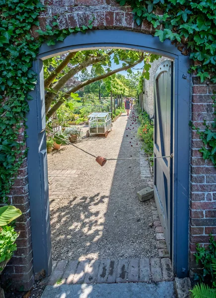 Mirando Través Una Puerta Madera Hacia Jardín Amurallado Corsley House — Foto de Stock