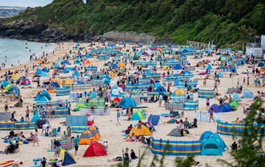 2 Ağustos 2021 'de İngiltere' de, St. Ives, Cornwall, Porthminster Plajı 'nda kalabalık renkli plajlar vardı.