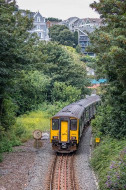 Carbis Körfezi 'nden St Ives' a giden tren 2 Ağustos 2021 'de İngiltere' de, St. Ives, Cornwall, İngiltere 'de Porthminster Sahili yakınlarında yol almaktadır.