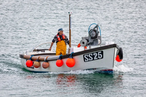 Pescatore Fumatore Che Porta Riva Una Piccola Barca Pesca Ives — Foto Stock