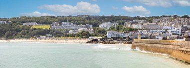 6 Ağustos 2021 'de St Ives Smeaton' s Pier ve Cornwall, İngiltere 'deki Porthminster Beach' in panoramik görüntüsü