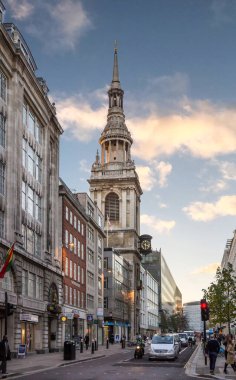 17 Aralık 2012 'de Cheapside, Londra, İngiltere' de gün batımında St Mary-le-Bow Kilisesi