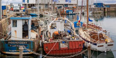 Paslı balıkçı tekneleri 3 Ağustos 2021 'de Penzance limanı, Penzance, Cornwall, İngiltere' de yan yana demirlediler.