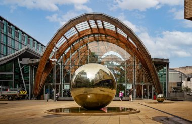 St Paul's Place, Sheffield, Yorkshire, İngiltere üzerinde 18 Mayıs 2018 alınan, kış bahçeleri önünde çelik bilye