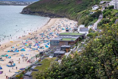 2 Ağustos 2021 'de St. Ives, Cornwall, İngiltere yakınlarındaki Carbis Bay Otel ve Carbis Körfezi' ne bakıyorlar.