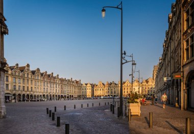 Grand Place veya D 'Arras Meydanı 7 Haziran 2013' te Arras, Fransa 'da gün batımında