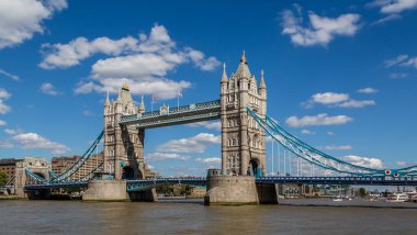 Tower Bridge 'in 11 Ağustos 2013' te Londra, İngiltere 'deki South Bank' tan panoramik görüntüsü