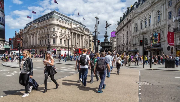 Люди Пересекающие Пешеходный Переход Перед Статуей Эроса Пикадилли Лондон Великобритания — стоковое фото