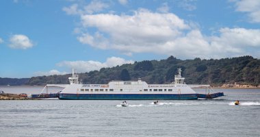 Studland 'dan Sandbanks Feribot Zinciri' ne. Jet ski 'ler 19 Eylül 2021' de Studland, Dorset, İngiltere 'den geçerken araçları ve yolcuları indiriyor.