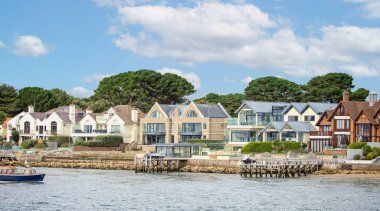 19 Eylül 2021 'de İngiltere' nin Sandbanks, Poole, Dorset limanındaki lüks evler