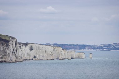 İhtiyar Harry Rocks ve Bournemouth, 17 Ekim 2025 'te Swanage, Dorset, İngiltere yakınlarındaki SW Sahil Yolu' nda Durlston Şatosu 'ndan görüldü.