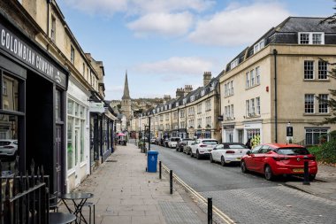 Widcombe 'daki Claverton Caddesi boyunca 26 Ekim 2025' te St Matthews Kilisesi, Bath, Somerset, İngiltere 'ye doğru bakın.