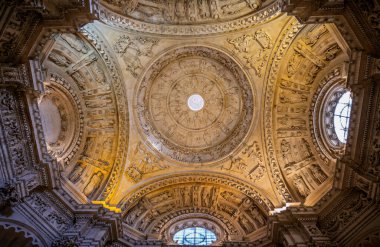 23 Eylül 2015 'te İspanya' nın Sevilla Katedrali 'ndeki büyük kilisenin süslü tavanı.