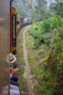 Nanu Oya 'dan Ella' ya 24 Eylül 2016 'da Sri Lanka' da Ella 'ya giden virajı dönerken görülmeye değer tren.