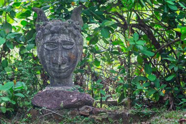 1 Ekim 2016 'da Sri Lanka, Bentota yakınlarındaki Bewis Bava' nın Brief Gardens 'ında geçen efsanevi bir adamın taş heykel başkanına yakın çekim