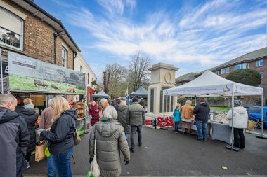 Güney Yürüyüşleri 'ndeki savaş anıtı etrafındaki alışveriş ve tezgahlar 23 Kasım 2025' te Dorchester, Dorset, İngiltere 'deki Pazar Noel pazarında.