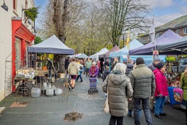 23 Kasım 2025 'te Dorchester, Dorset, İngiltere' deki pazar günü Güney Yürüyüşleri boyunca alışveriş yapanlar ve tezgahlar.