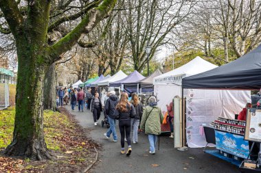 23 Kasım 2025 'te Dorchester, Dorset, İngiltere' deki pazar günü Güney Yürüyüşleri boyunca alışveriş yapanlar ve tezgahlar.