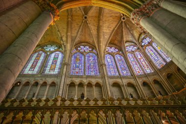 29 Haziran 2018 'de Reims, Fransa' daki Reims Katedrali 'nin içinde muhteşem ortaçağ vitray pencereleri.