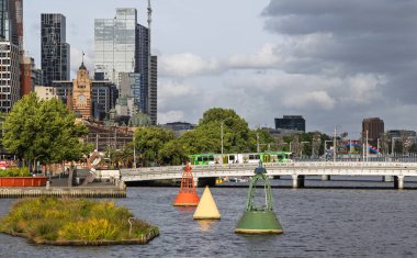 14 Aralık 2025 'te Melbourne, Victoria, Avustralya' daki Queens Köprüsü üzerinden Yarra Nehri 'ni geçen tramvay