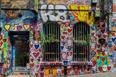 15 Aralık 2025 'te Hosier Caddesi, Melbourne, Victoria, Avustralya' da renkli duvar yazısı