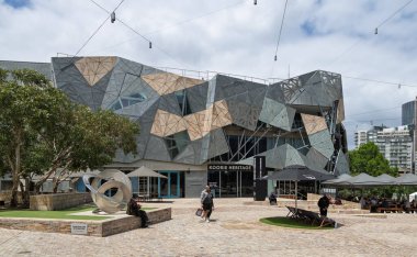 Federasyon Meydanı, Melbourne, Victoria, Avustralya 'daki Koorie Heritage Trust sanat ve kültür merkezi 15 Aralık 2025