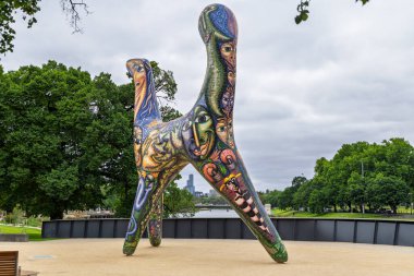 Birrarung Marr Park, Melbourne, Avustralya 'da 16 Aralık 2025 tarihinde Deborah Halpern' in melek soyut heykeli