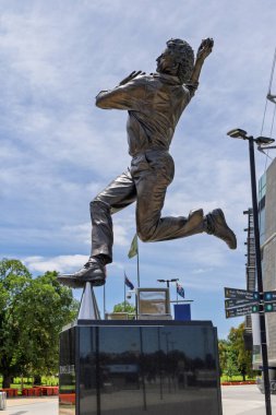Avustralyalı kriket oyuncusu Dennis Lillee 'nin 16 Aralık 2025' te Melbourne Cricket Ground, Avustralya 'daki heykeli