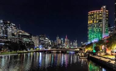 16 Aralık 2025 'te Avustralya' nın Melbourne kentindeki Yarra Nehri üzerindeki Lamont Köprüsü 'nden Melbourne gece manzarası