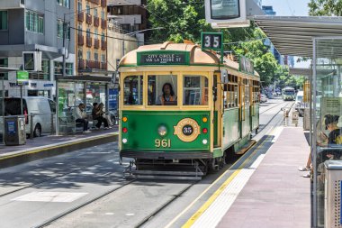 17 Aralık 2025 'te Flinders Caddesi, Melbourne, Victoria, Avustralya' da 35 numaralı tramvay durdu.