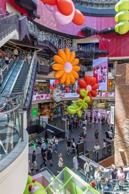 Melbourne Merkez Alışveriş Merkezi ve Melbourne Merkez Saati, Melbourne, Avustralya 17 Aralık 2025